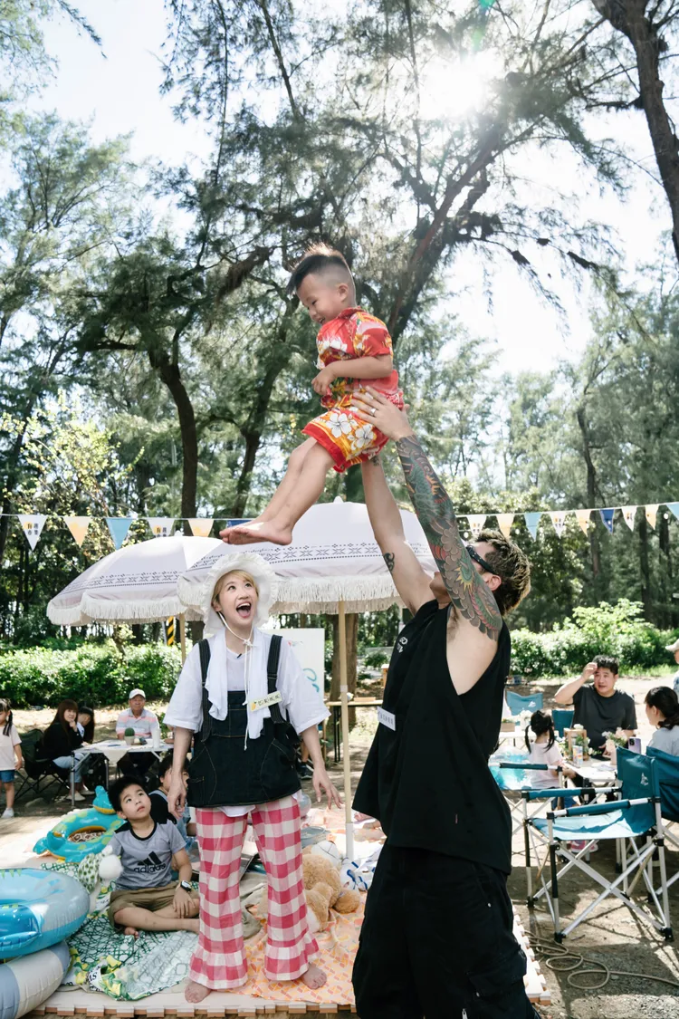玖壹壹健志（右）化身人體大怒神，玩起「舉高高」，嗨到連媽媽都想報名。LINE TV提供