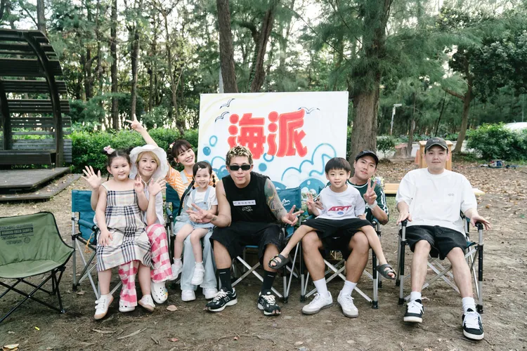 菈菈（左起）、Lulu、林莎、霏霏、健志、哈克、洋蔥、春風等，化身超萌組合，一起經營親子市集。LINE TV提供