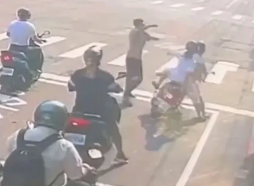 台中男駕駛被嫩妹比中指竟推倒機車 21歲女騎士恐慌發作嚇壞眾人