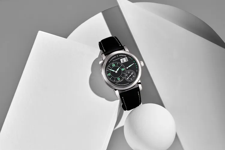 朗格LANGE 1 Luminous白金腕錶，整體設計黑白分明，加上夜光標記，格外醒目。品牌提供