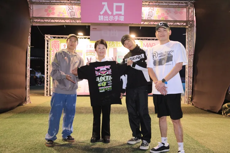 玖壹壹熱情回贈簽名紀念T-shirt。市府提供