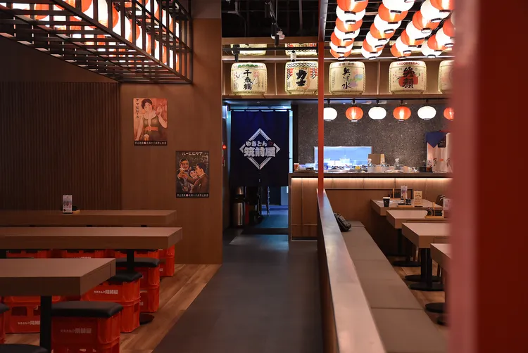 座位規劃包含2至6人方桌，還有以啤酒箱加工製成椅子的屋台風座位區。筑前屋提供