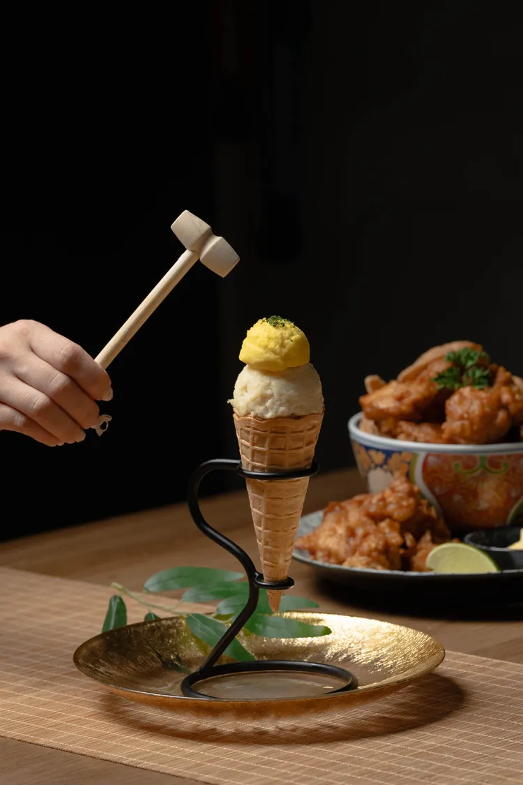 「咔滋洋芋甜筒沙拉 」以小木槌敲碎甜筒與洋芋泥拌勻後享用。筑前屋提供
