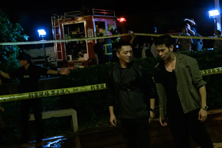 藍葦華（左）、亮哲在現場勘查尋找兇手。公視台語台、華視提供