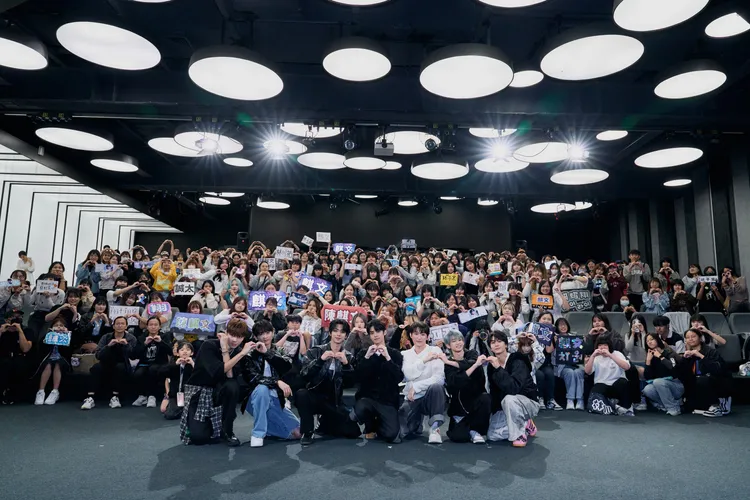 SCOOL人氣七人組與粉絲大合照。天空娛樂提供