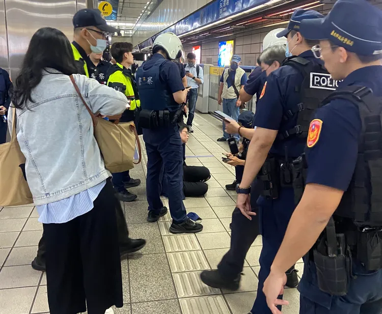 警方已將女子帶回江翠派出所偵辦，實際原因尚在釐清。