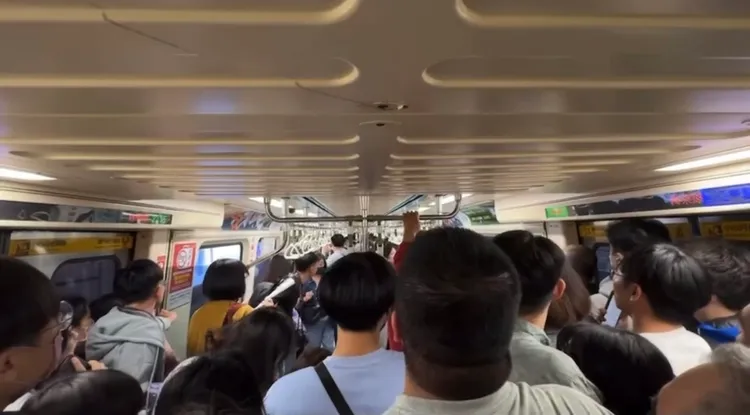 當時車廂內乘客眾多，一度發生推擠。讀者提供