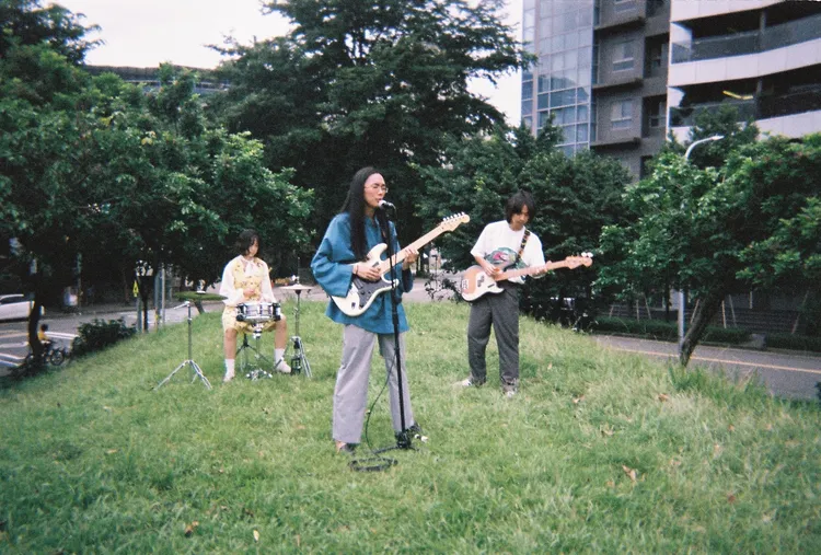 百合花在公園拍攝台語小教室單元。百合花提供