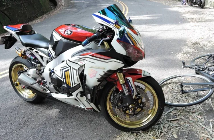 紅牌重機在台中136線撞上自行車。民眾提供