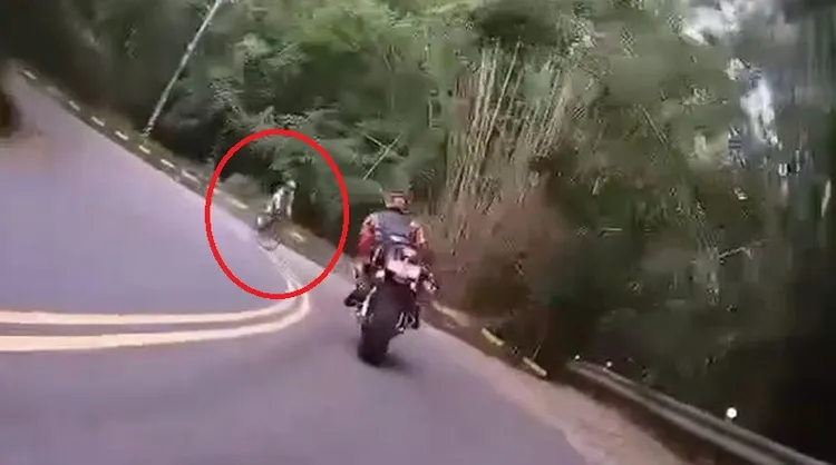 重機發現自行車逆向而來，連忙緊急煞車。翻攝臉書「爆廢公社」