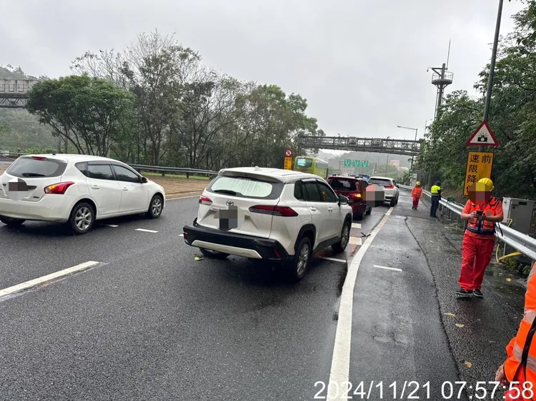 客運追撞前方小客車。警方提供