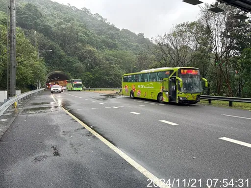 滿載客運國5南港段4車追撞 車身卡入護欄1車道封閉!「石碇-南港」龜速中