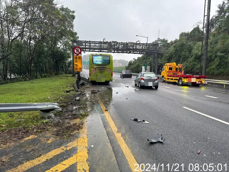國道客運上滿載乘客，事故當下車身一度卡入護欄，造成車流回堵。警方提供