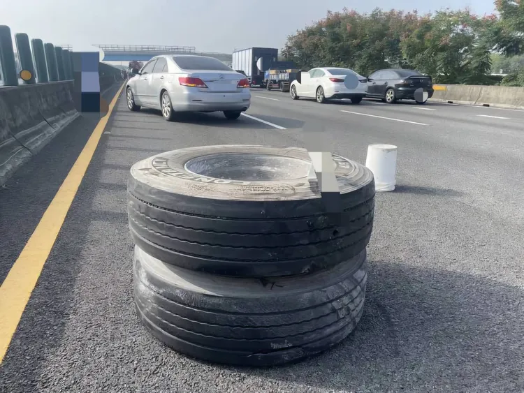 大貨車掉落的輪胎砸死陳姓駕駛。民眾提供