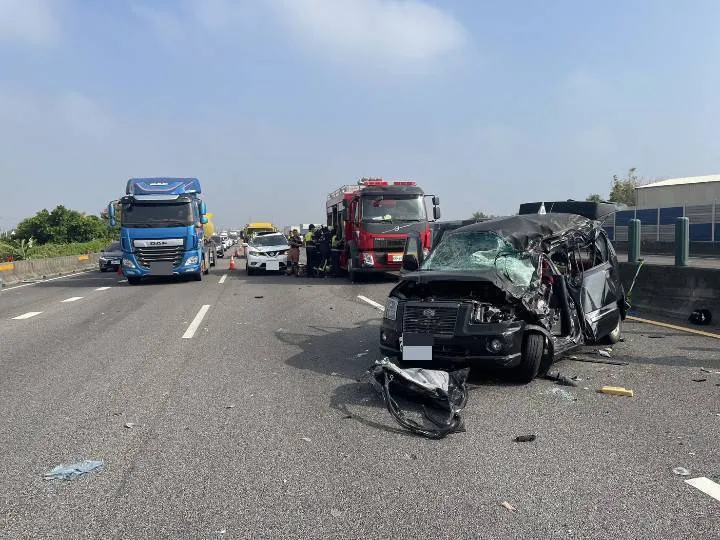 死者自小客車被輪胎砸中，車毀人亡。民眾提供