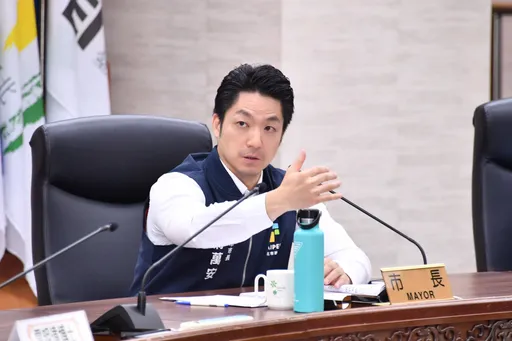 路樹招牌倒「滿地碎玻璃」 交通受阻民怨怎麼上班課?蔣萬安臉書被灌爆