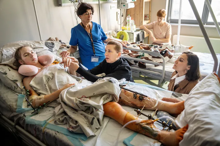 俄烏戰爭開戰迄今，已經造成雙方約100萬人死傷。圖為烏克蘭受傷的平民。路透社