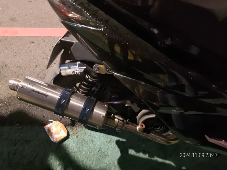 劉男改裝排氣管發出噪音擾民，警方移由環保局檢驗開罰。翻攝畫面