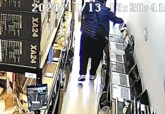 男子順手牽羊偷走筆電。翻攝畫面