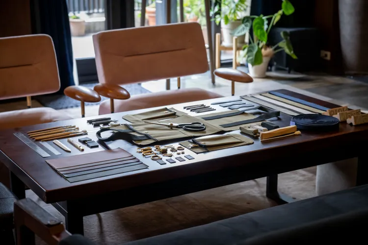 L/UNIFORM將天然材質面料、工匠手工製程使用之工具從法國空運來台。品牌提供