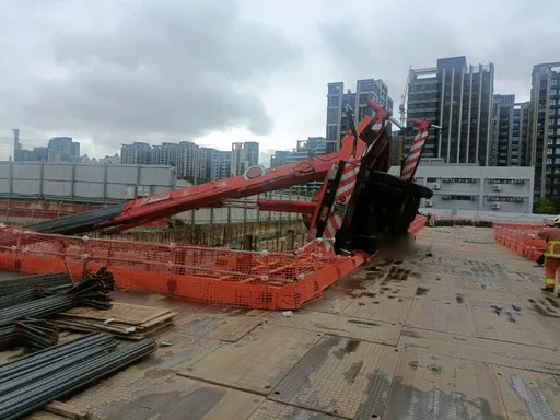 新北土城工地45噸吊車翻覆 27歲男駕駛遭重壓受困命危