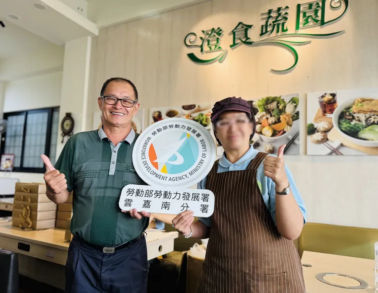 菩提澄園庇護工場老闆莊雄行(左)稱讚員工阿香(右)工作態度佳，是工場內的得力幫手。雲嘉南分署提供