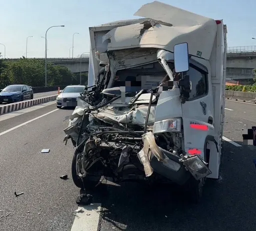 中山高大貨車連撞2車!2乘客夾困送醫不治 車頭成廢鐵