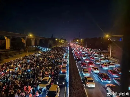 規模遠勝白紙運動!20萬人湧街頭 中共急下令禁鄭州大學生「夜騎開封」