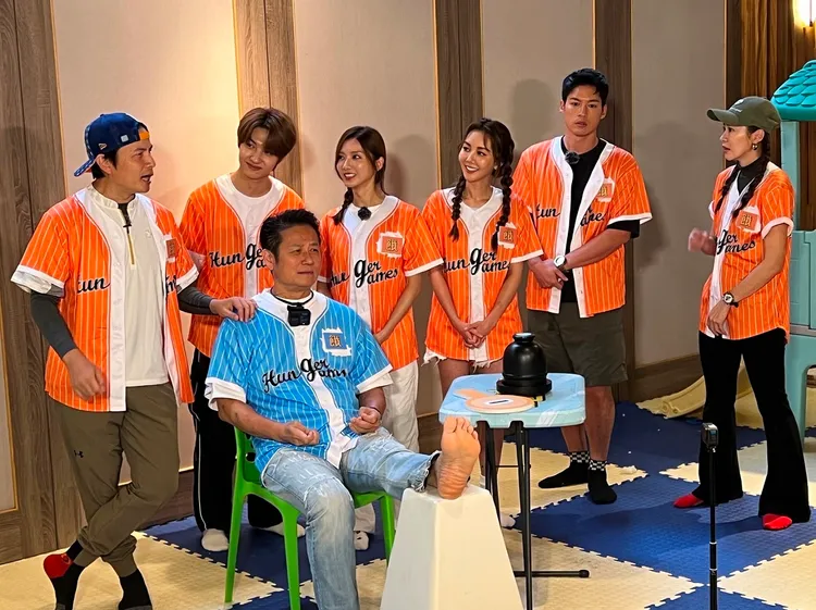 孫協志（左起）、王君豪、徐乃麟、蔡黃汝、楊婷婭、許孟哲、張棋惠等出外景。中視提供