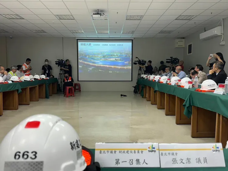 台北市議會赴改建工程視察，多名議員認為魚產新大樓6至8樓的規劃不明確。翻攝自張文潔臉書