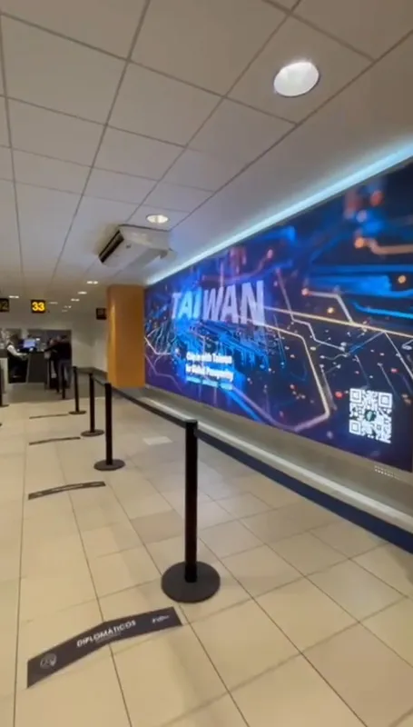 秘魯APEC年會正在首都利馬舉行，利馬機場前往入關處原有設置台灣廣告，但經中國施壓，刊登一週後不得不撤除。（讀者提供）中央社