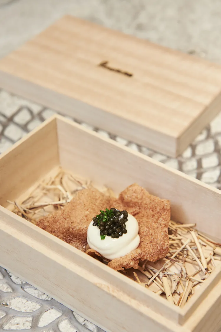 當打開盒蓋時，一縷輕煙徐徐升起，瞬間煙燻干貝宛如蒲島太郎前往龍宮後獲得的寶盒。業者提供