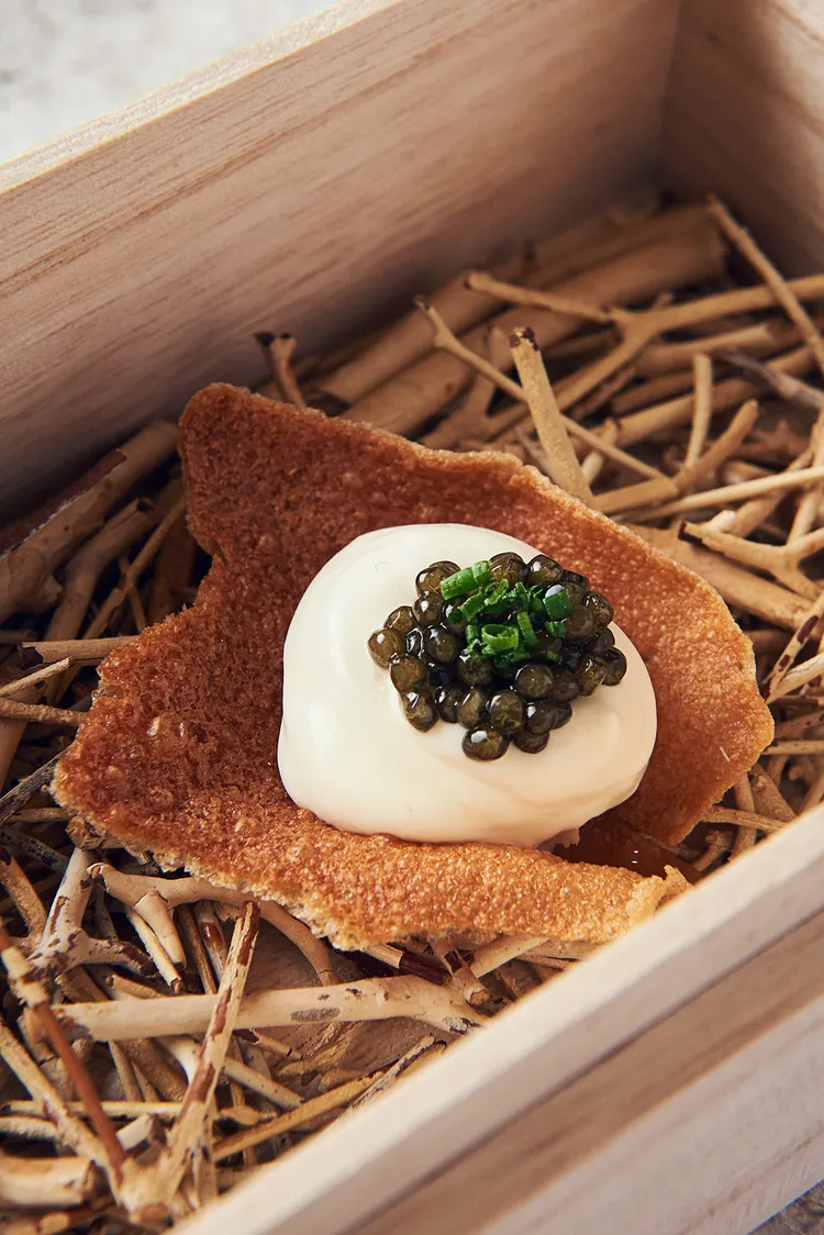 瞬間煙燻干貝以法式餐點解構重組的創新概念為靈感。業者提供