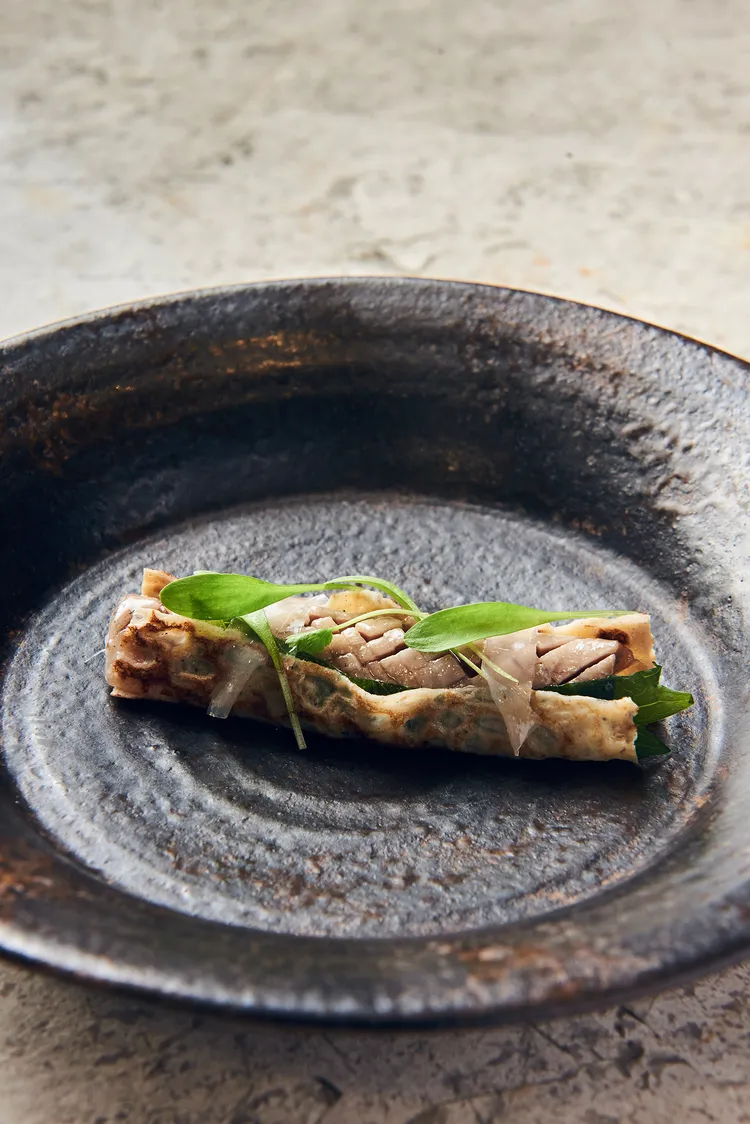 沙丁魚與蕎麥巧妙地融合了法式與日式料理的精髓。業者提供