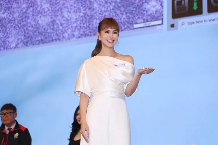 昆凌（右）化身最美見證大使，手上捧著自己藉由自身血液由「iPSC」培養出來的心肌細胞。彭欣偉攝