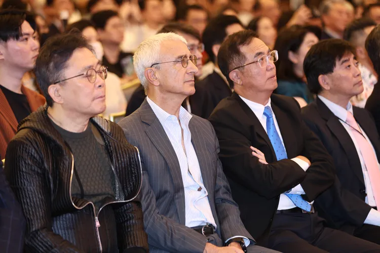 明星分析師谷月涵（左二）也出席記者會。彭欣偉攝