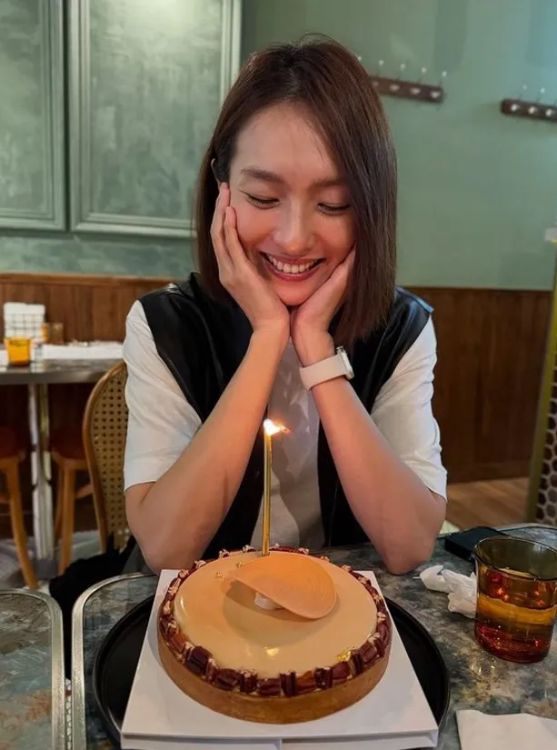 紀文蕙看著蛋糕露出笑容。翻攝吳姍儒IG