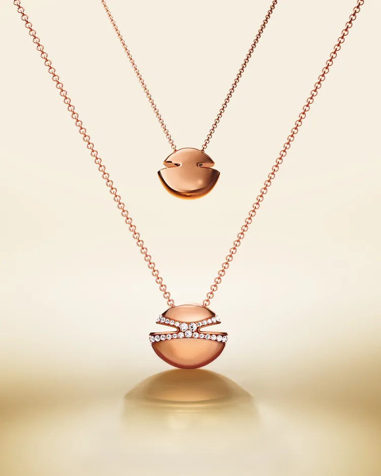 Bvlgari Cabochon系列玫瑰金鑲鑽項鍊，鑲嵌52顆密鑲鑽石（總重約0.55克拉），價格店洽。品牌提供