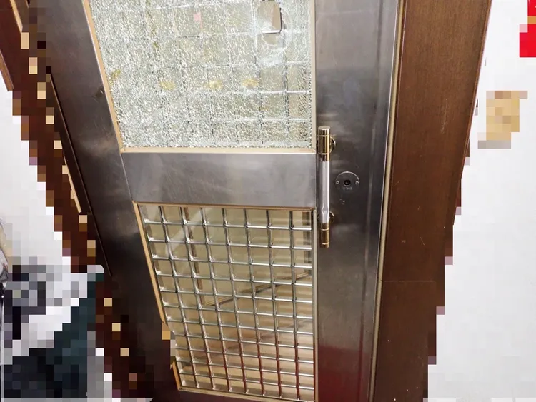 民宅大門遭打破。警方提供