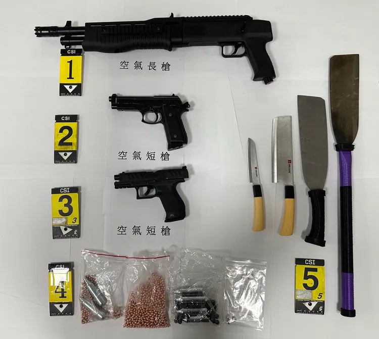 警方起獲空氣槍及刀具。警方提供