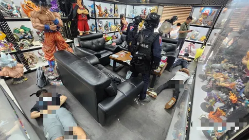 運彩代操「保證獲利」攏假!都是P圖騙人 警破詐團機房赫見滿屋高價動漫公仔