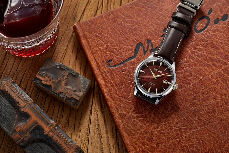 台灣限定款面盤呈現漸層暈染效果的酒紅色蜂巢格狀圖騰。品牌提供