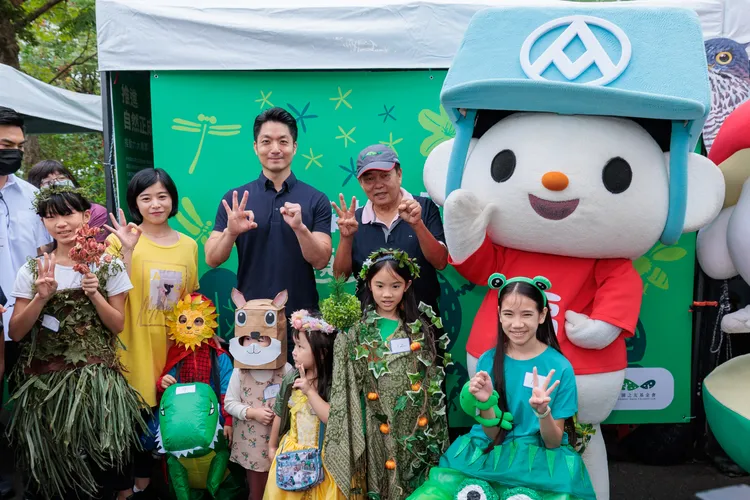 蔣萬安、福利熊與參與民眾合照。全聯提供