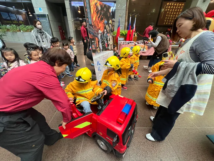 今天發表會現場提供多樣宣導體驗攤位及舞台表演，讓現場大朋友、小朋友皆樂在其中。消防局提供