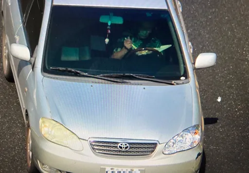 國道駕駛「低頭吃便當」 玩命開車法全被拍!警將開罰