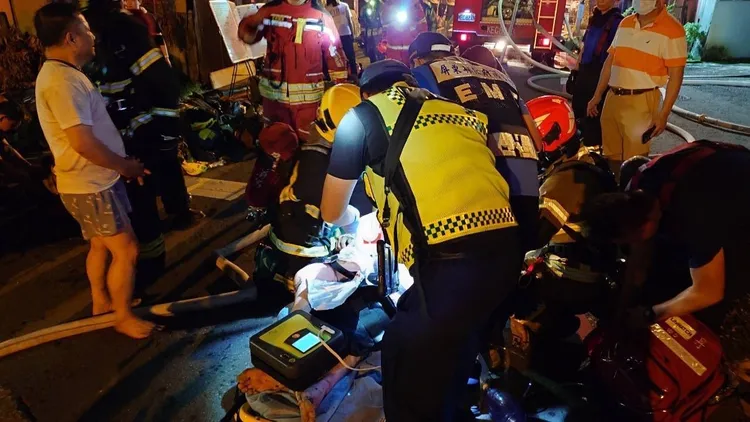 屏東一棟透天住宅今（11）日凌晨發生一起嚴重火警。民眾提供