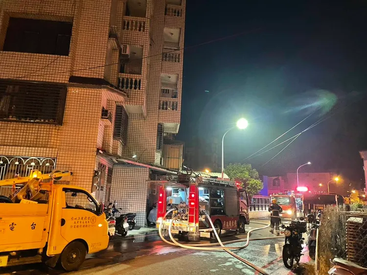 屏東一棟透天住宅今（11）日凌晨發生一起嚴重火警。民眾提供