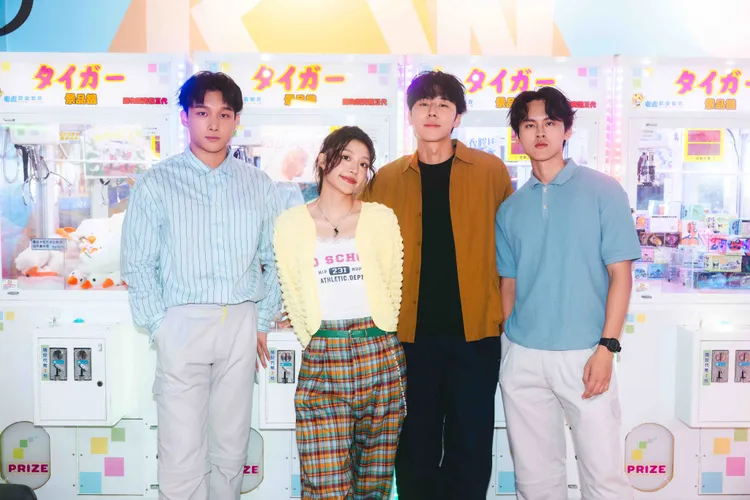 沒有才能若欣（左2）被MV男主角林嘉威（右2）帥到電暈。圖／華研國際提供