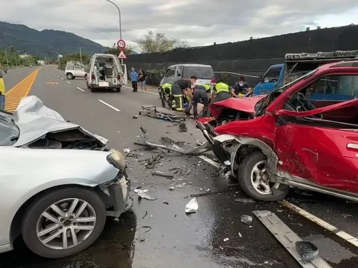 台東台9線吉普車偏移駛對向車道　駕駛彈飛車外釀1死2傷