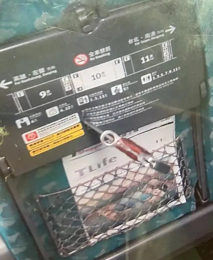 高鐵昨發生乘客因衝突亮刀刺椅背。翻攝畫面